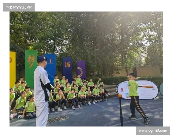 成都中学生自制多语言应援板 在世运会垒球场展现文化交流魅力