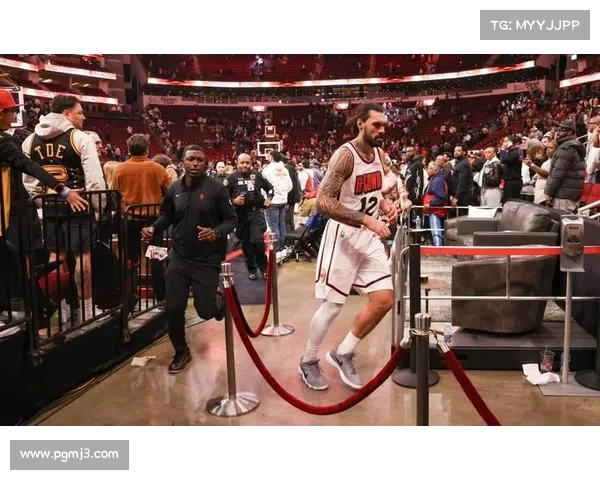 特写：替补席亚当斯拍打小史密斯，火箭更衣室氛围融洽